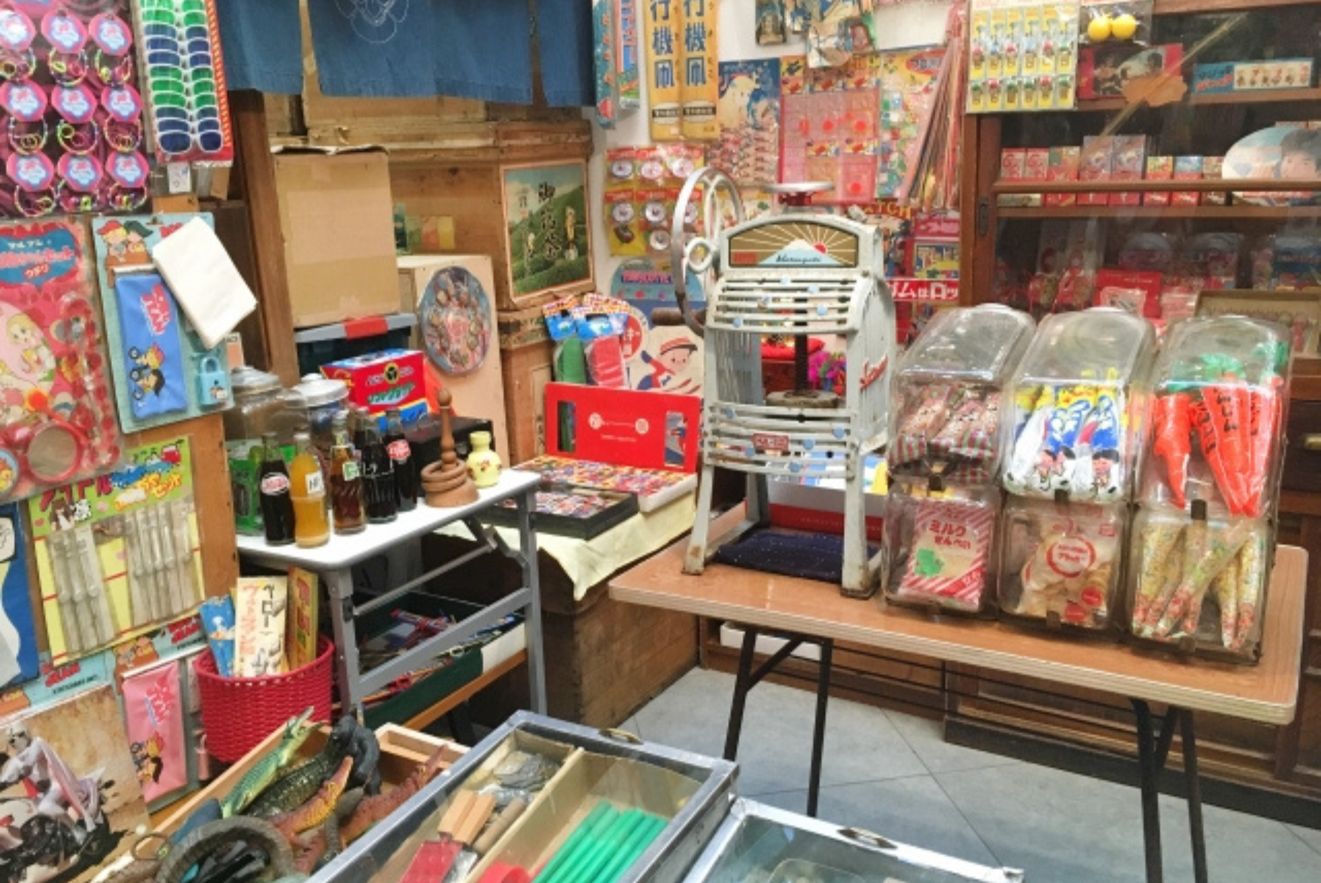 子ども達が楽しい空間をつくる駄菓子屋さんの皆様をお手伝い！縁日景品