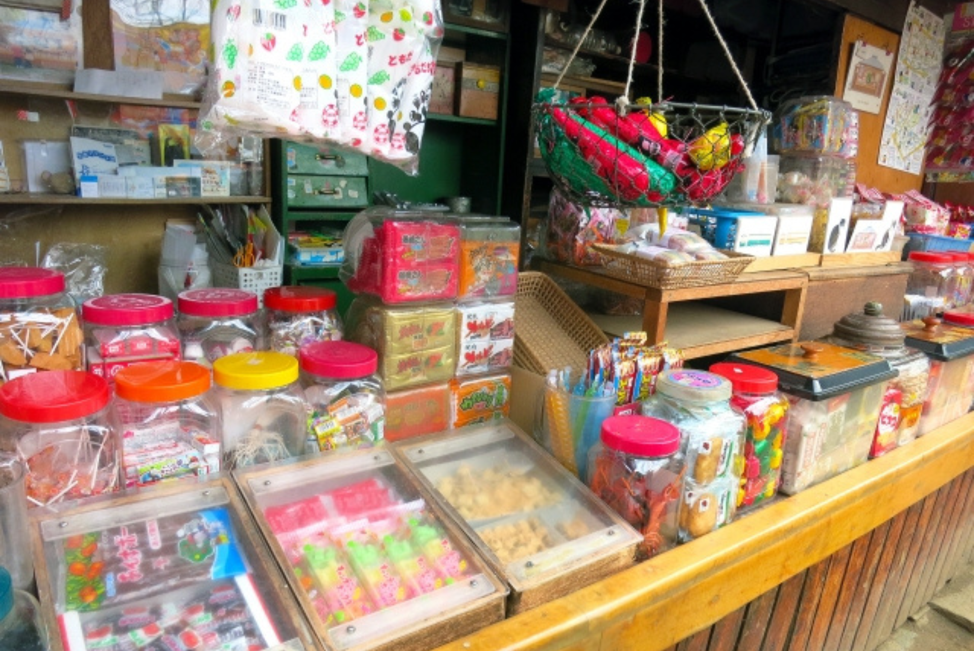 子ども達が楽しい空間をつくる駄菓子屋さんの皆様をお手伝い！縁日景品